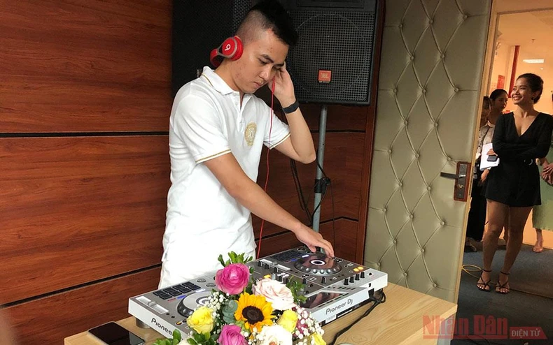 Lần đầu tiên thi DJ trên truyền hình -0