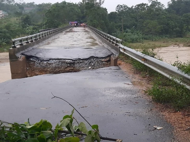 Nhiều nơi tại Thanh Chương đang ngập sâu, chia cắt trong lũ -0