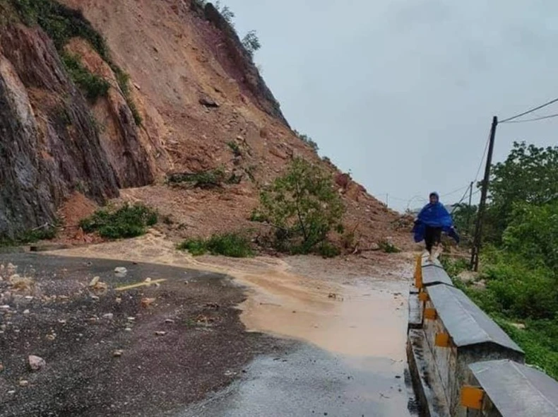 Nhiều nơi tại Thanh Chương đang ngập sâu, chia cắt trong lũ -0
