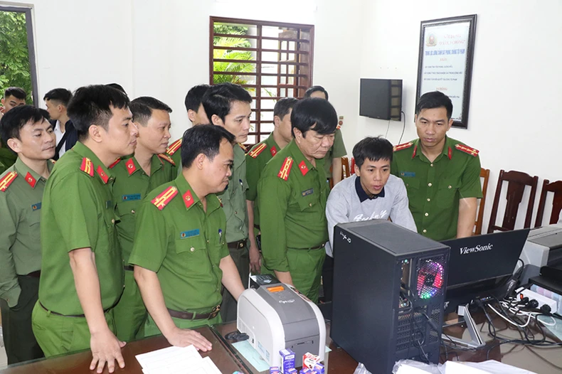 Tiến công đường dây làm giả con dấu tài liệu của cơ quan tổ chức -0