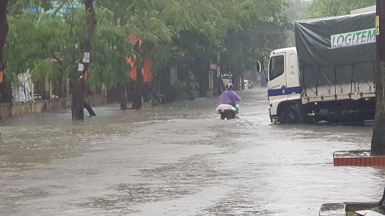 Mưa lớn, nhiều tuyến đường ở TP Vinh ngập sâu trong nước, học sinh nghỉ học -0