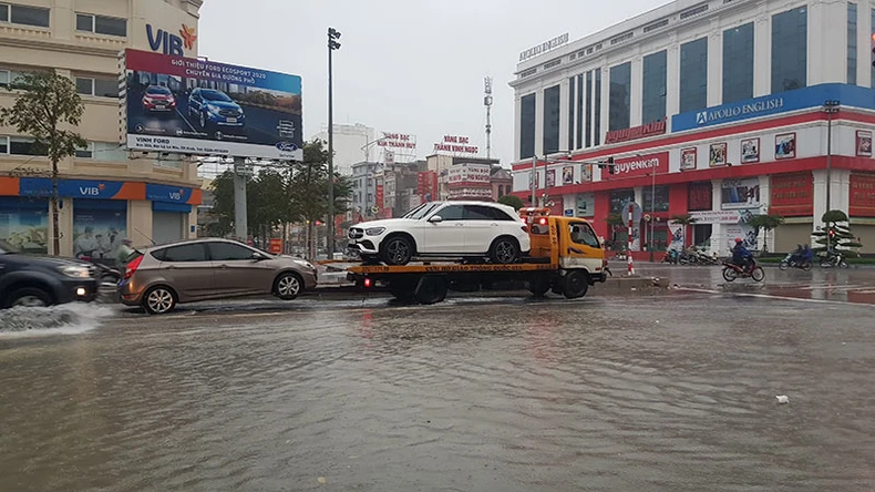 Mưa lớn, nhiều tuyến đường ở TP Vinh ngập sâu trong nước, học sinh nghỉ học -0