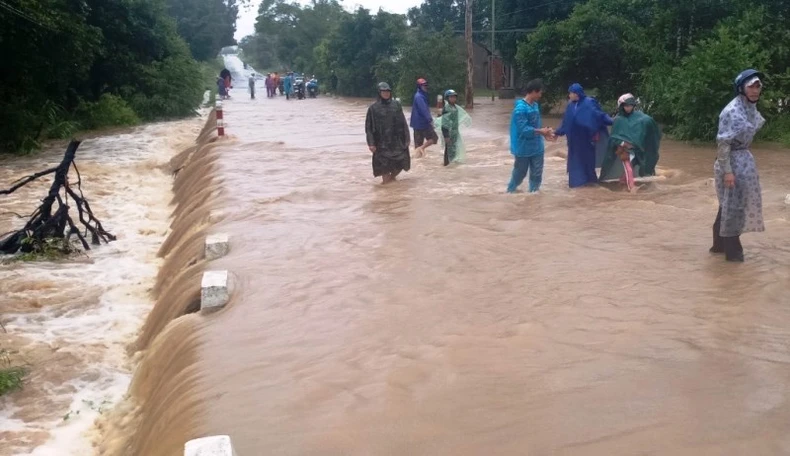 Bão số 12 đang đổ bộ vào Phú Yên -0