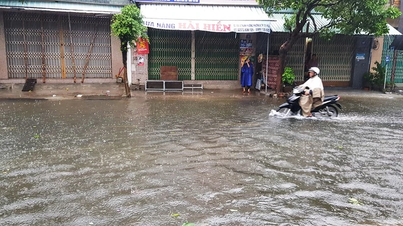 Bão số 12 đang đổ bộ vào Phú Yên -0
