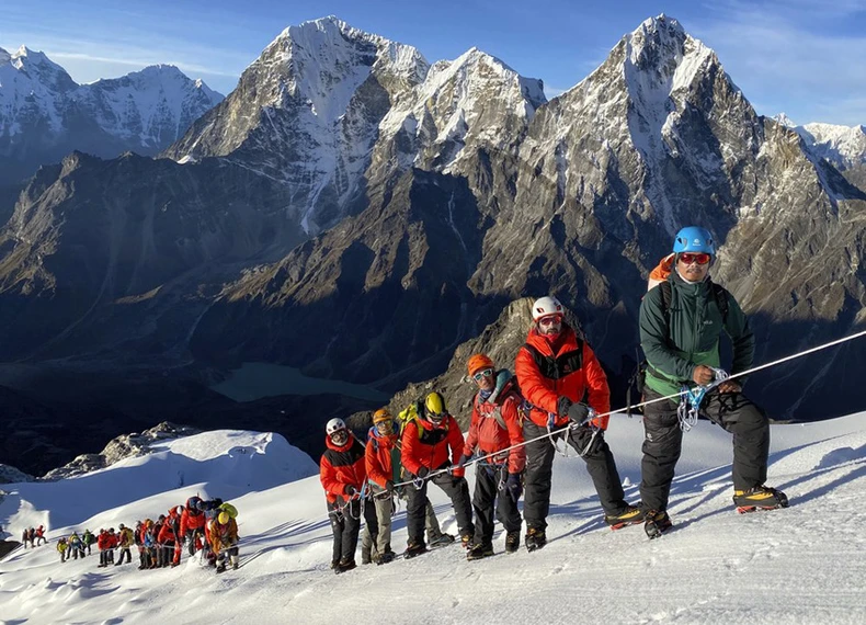 Nepal đón du khách trở lại Himalaya chinh phục “nóc nhà thế giới” -0