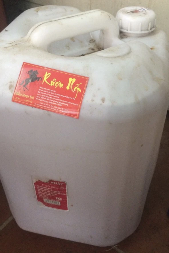 Một người tử vong, sáu người ngộ độc rượu chứa methanol -0