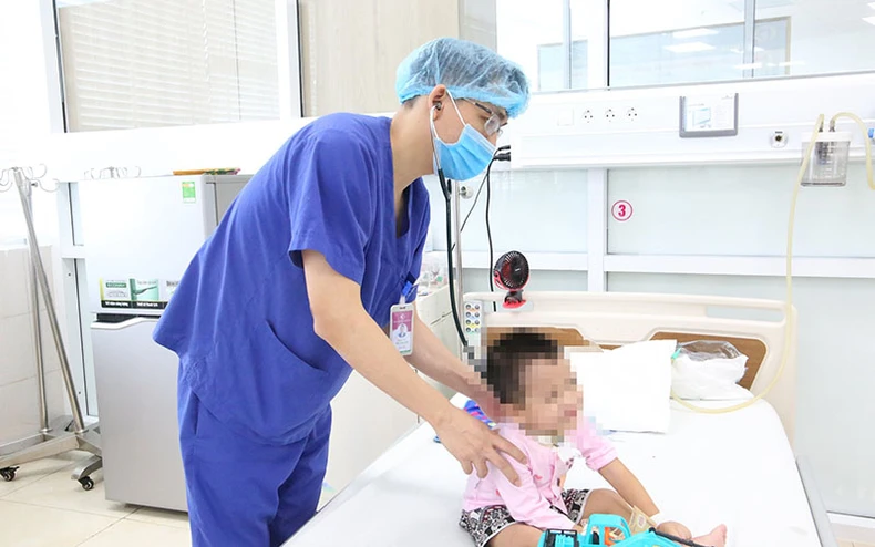 Cứu sống bệnh nhi nguy kịch do biến chứng tay chân miệng nặng -0