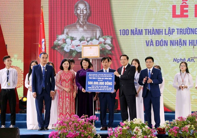 Phó Chủ tịch nước dự kỷ niệm 100 năm Trường THPT Huỳnh Thúc Kháng -0