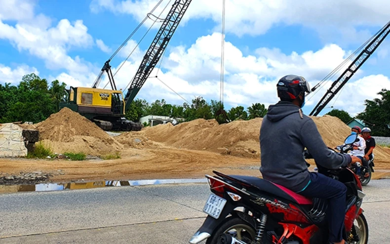 Thi nhau lấp dòng kênh xáng Xẻo Rô -0