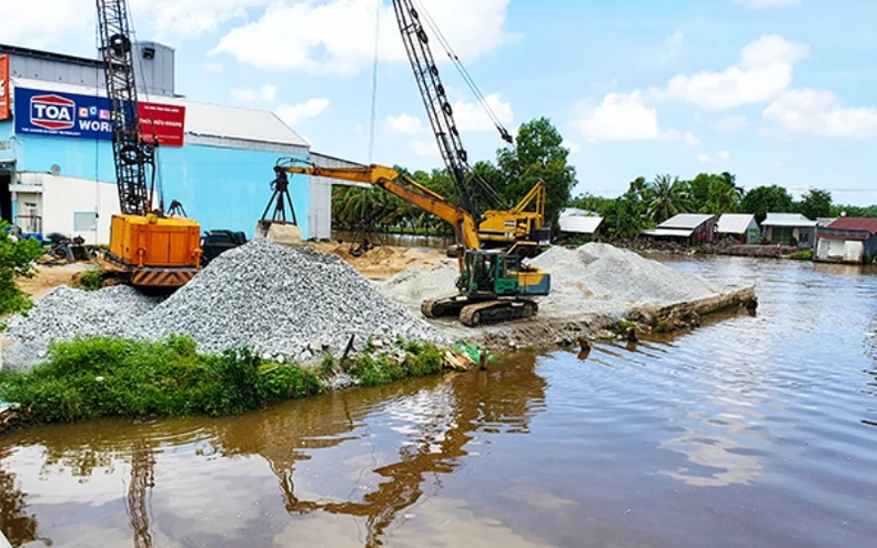 Thi nhau lấp dòng kênh xáng Xẻo Rô -0