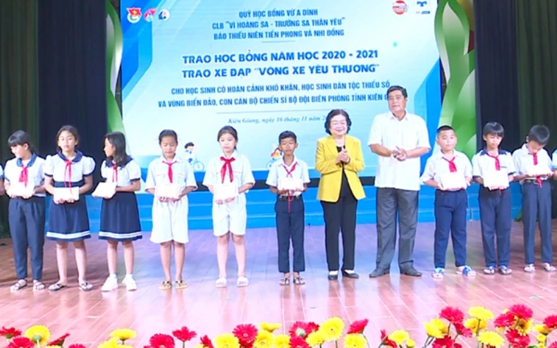 Trao học bổng Vừ A Dính tại Kiên Giang -0