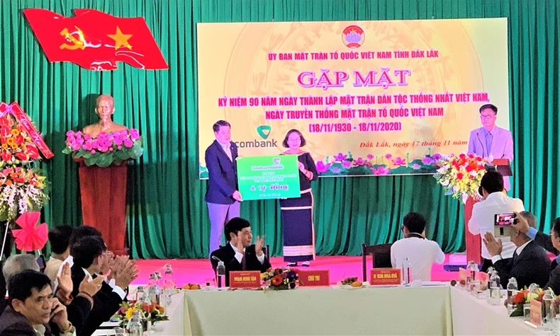 Buôn làng vui Ngày hội lớn -0