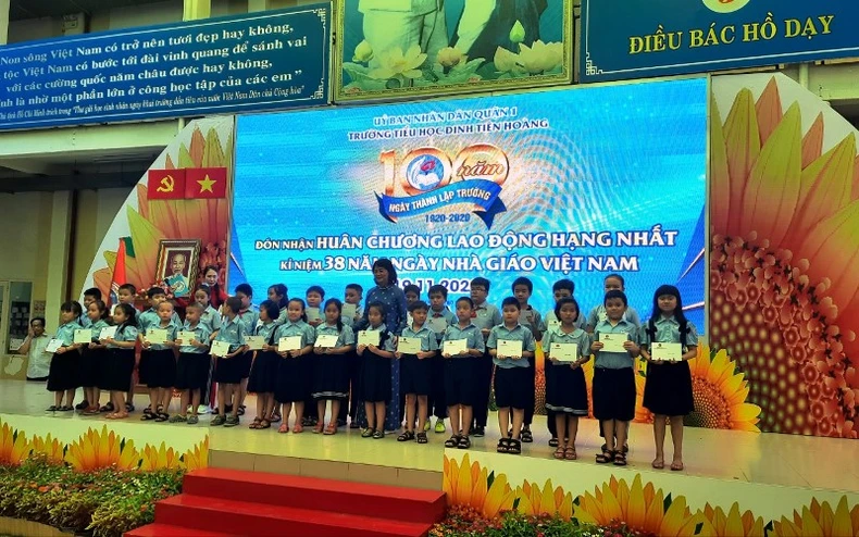 Trường tiểu học Đinh Tiên Hoàng đón nhận Huân chương Lao động hạng nhất -0