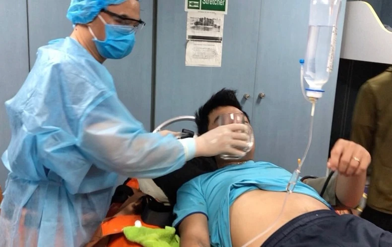 Cứu nạn một ngư dân tàu cá bị tai nạn trên biển -0