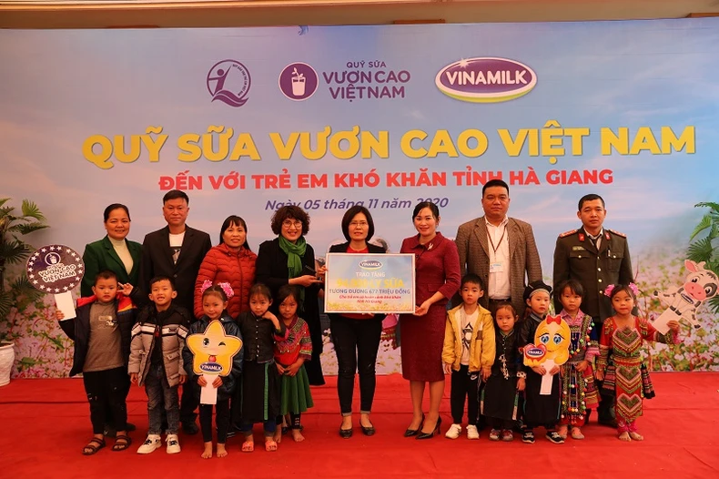 Quỹ sữa vươn cao Việt Nam trao tặng 94 nghìn ly sữa cho trẻ em khó khăn Hà Giang -0