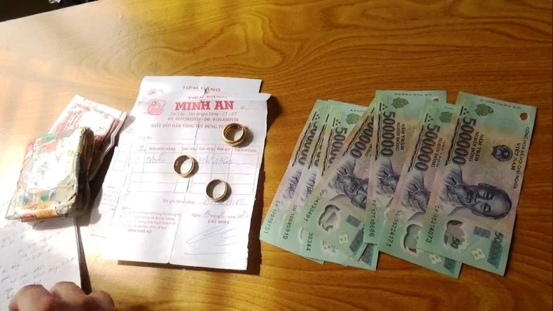 Nhân viên nhà hỏa táng nhặt được vàng tìm người trả lại -0