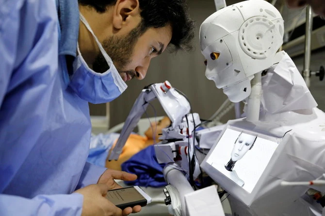 Ai Cập phát minh robot xét nghiệm Covid-19 -0