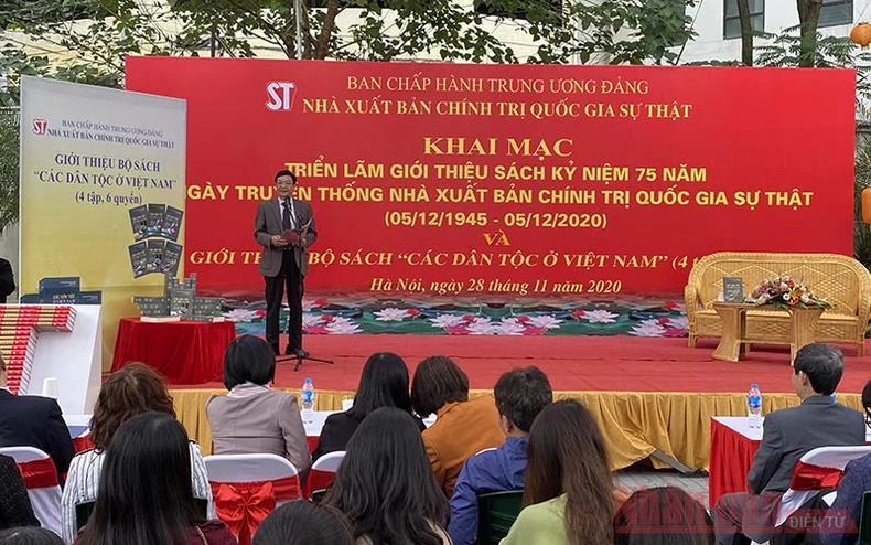 NXB Chính trị quốc gia Sự thật trưng bày sách kỷ niệm 75 năm Ngày truyền thống và giới thiệu bộ sách “Các dân tộc ở Việt Nam” -0