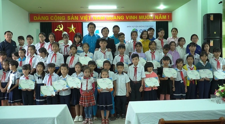 Trao học bổng “Vì tương lai xanh” cho học sinh vùng bão, lũ Quảng Ngãi -0
