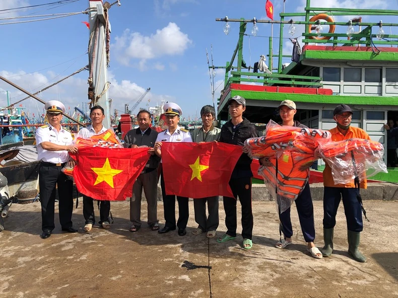 Chương trình “Hải quân Việt Nam làm điểm tựa cho ngư dân vươn khơi bám biển” -1
