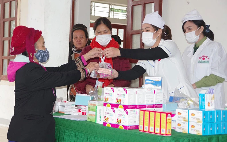 Khám bệnh, cấp thuốc miễn phí cho 300 người dân xã biên giới Thông Thụ -0