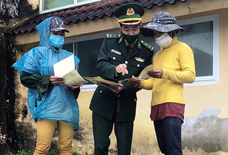 Tặng 200 suất quà cho dân bản ở biên giới nước Việt - Lào -0