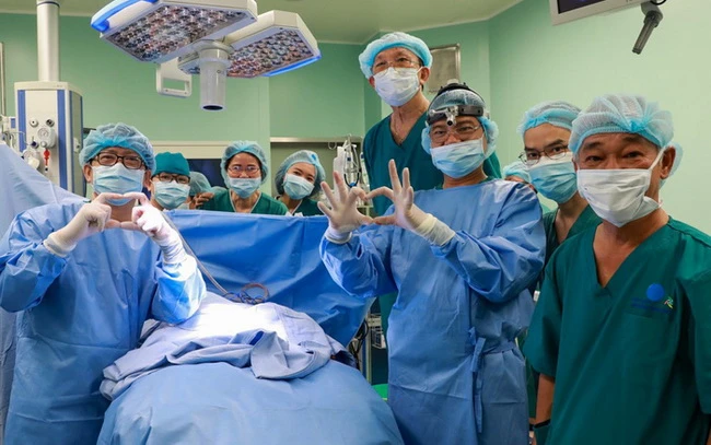 Giám đốc BV Nhi Đồng thành phố: “Chúng tôi sẽ đồng hành với Song Nhi cho đến năm 18 tuổi” -0