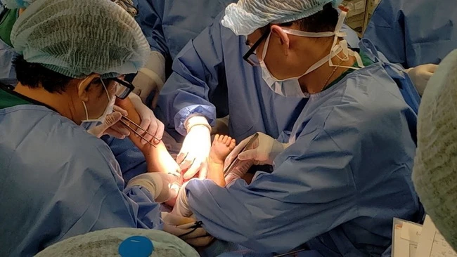 Giám đốc BV Nhi Đồng thành phố: “Chúng tôi sẽ đồng hành với Song Nhi cho đến năm 18 tuổi” -0