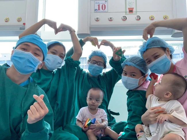 Giám đốc BV Nhi Đồng thành phố: “Chúng tôi sẽ đồng hành với Song Nhi cho đến năm 18 tuổi” -0