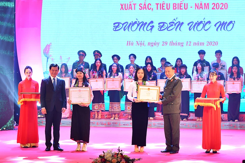 Tuyên dương 145 học sinh, sinh viên và thanh niên dân tộc thiểu số tiêu biểu -0