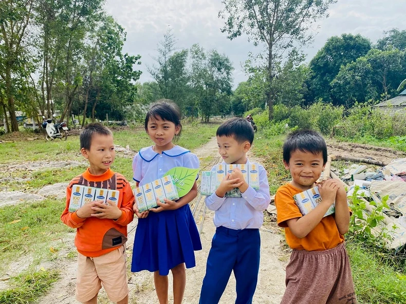 Vinamilk đồng hành cùng Cặp lá yêu thương -0