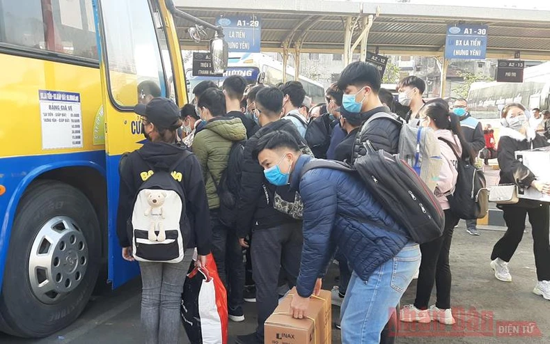 Người dân ùn ùn về quê, các bến xe Hà Nội quá tải -0