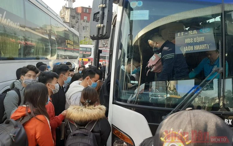 Người dân ùn ùn về quê, các bến xe Hà Nội quá tải -0