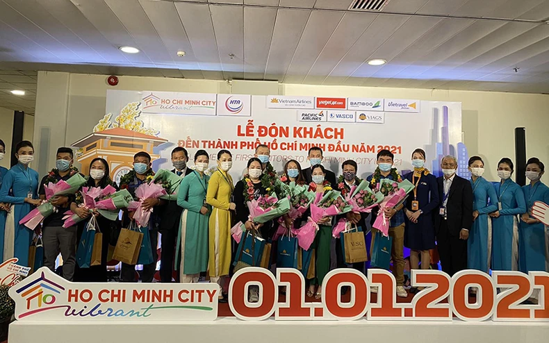 Hà Nội, TP Hồ Chí Minh và các địa phương đón những vị khách du lịch đầu tiên năm 2021 -0