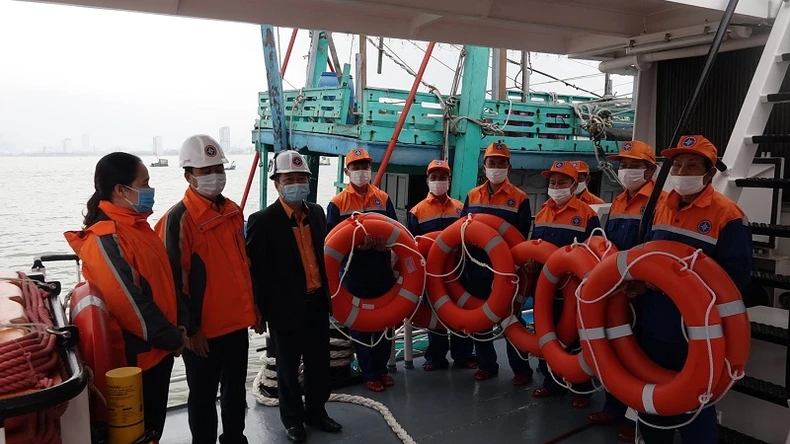 Cứu nạn bảy thuyền viên trên tàu bị hỏng máy trong điều kiện thời tiết khắc nghiệt -0