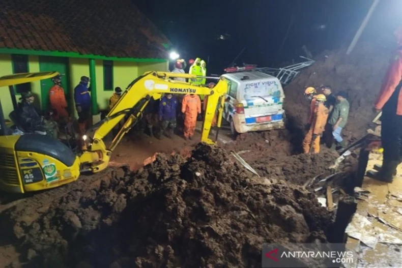 Vụ rơi máy bay tại Indonesia: Chuyển hai túi chứa các phần thi thể tới bệnh viện -0