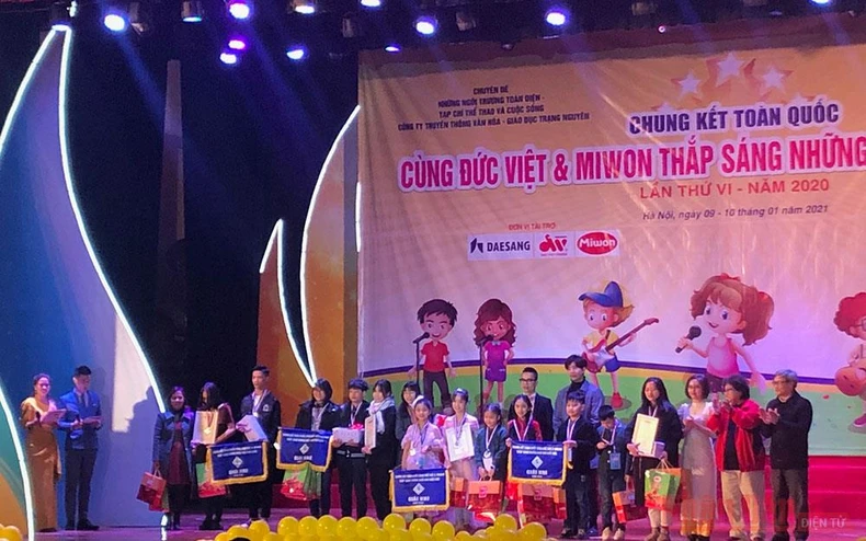 Trao giải cuộc thi nghệ thuật thiếu nhi “Cùng Đức Việt và Miwon thắp sáng những ngôi sao buổi sớm” -0
