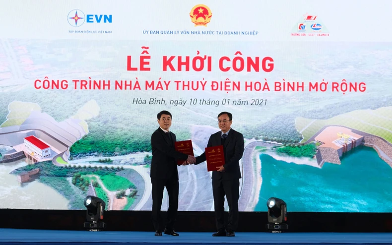 Vietcombank cấp khoản tín dụng 4.000 tỷ đồng tài trợ xây dựng công trình nhà máy thủy điện Hòa Bình mở rộng của Tập đoàn Điện lực Việt Nam -0
