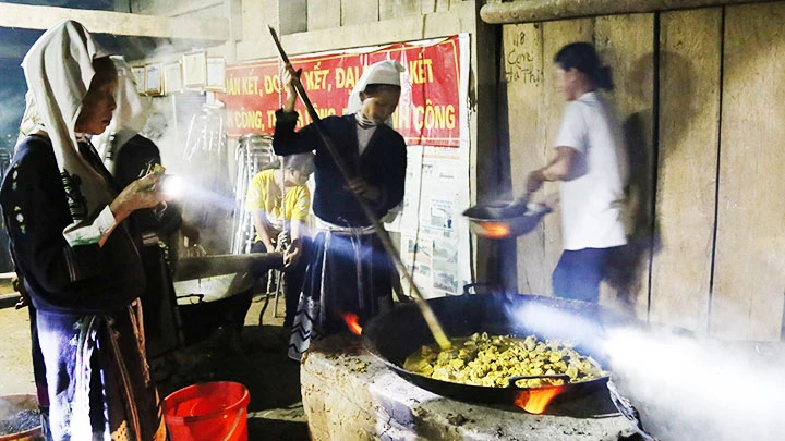 Hoa văn trang phục dân tộc độc đáo -0
