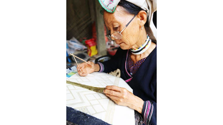 Hoa văn trang phục dân tộc độc đáo -0