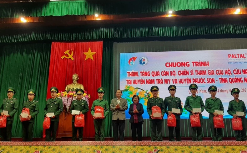 Đồng chí Trương Mỹ Hoa thăm, tặng quà nhân dân vùng sạt lở ở Quảng Nam -0