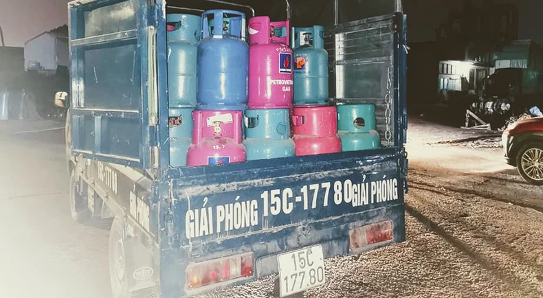 Sang chiết gas trái phép trong cảng Lê Quốc -0
