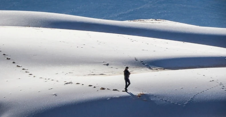 Tuyết rơi hiếm hoi ở sa mạc Sahara -0