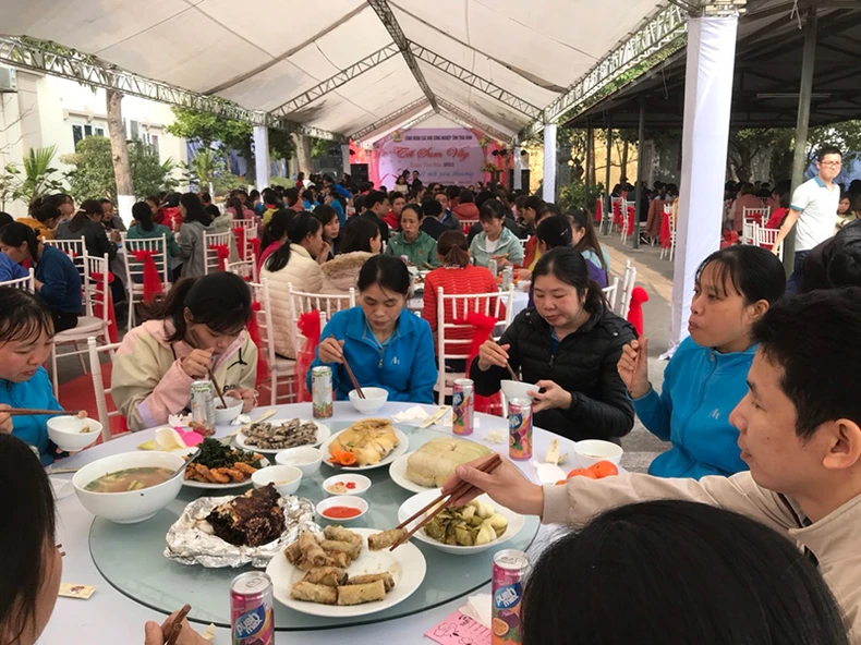 Tặng quà, tổ chức bữa cơm tất niên cho công nhân lao động nghèo Thái Bình -0