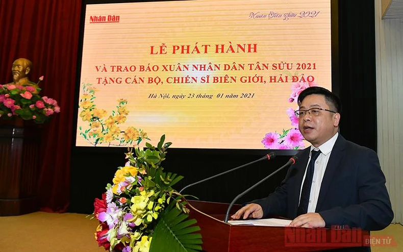 Trao hơn 50.000 ấn phẩm báo Xuân Nhân Dân Tân Sửu 2021 tặng các chiến sĩ làm nhiệm vụ nơi biên giới, hải đảo -0