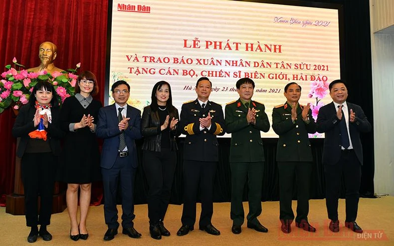 Trao hơn 50.000 ấn phẩm báo Xuân Nhân Dân Tân Sửu 2021 tặng các chiến sĩ làm nhiệm vụ nơi biên giới, hải đảo -0