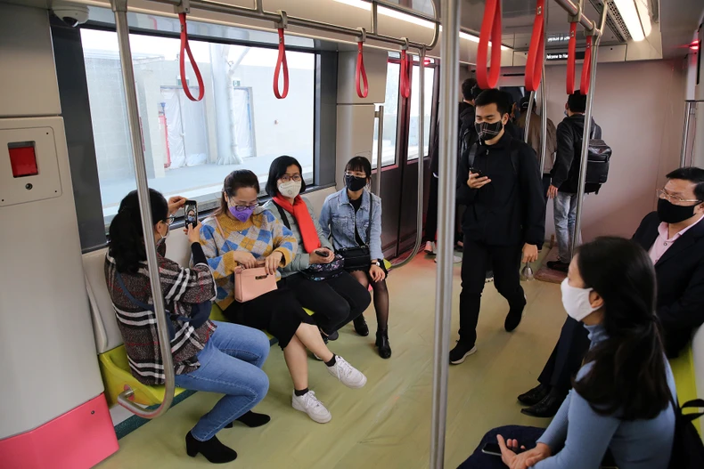 Mở cửa đón người dân tham quan tàu Metro Nhổn – ga Hà Nội -3