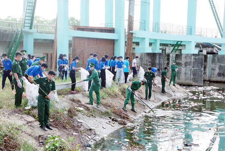 Tặng cờ tổ quốc và ảnh Bác Hồ cho ngư dân khu vực biên giới biển -0