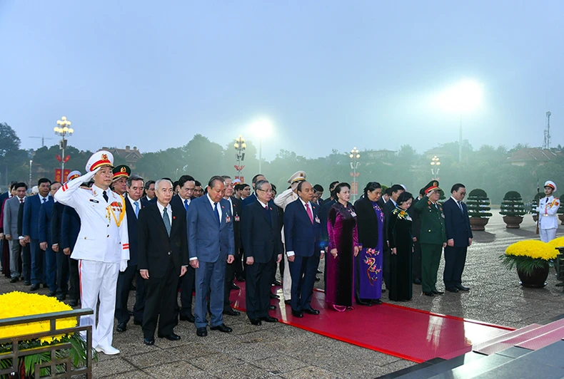 Đại biểu dự Đại hội XIII của Đảng vào Lăng viếng Chủ tịch Hồ Chí Minh -0