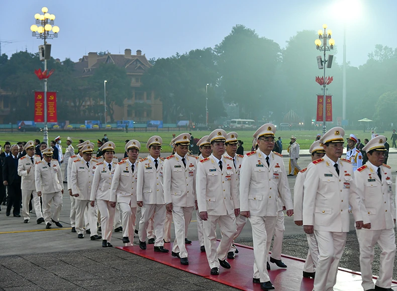 Đại biểu dự Đại hội XIII của Đảng vào Lăng viếng Chủ tịch Hồ Chí Minh -0